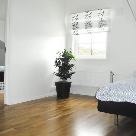 Three-bedroom Holiday In 2 *